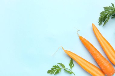 Taze havuç ve turkuaz arka planda dilimler