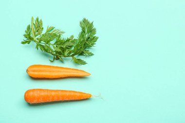 Taze havuç ve turuncu arka planda dilimler
