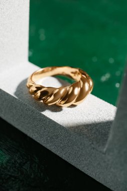 Yeşil arka planda güzel yüzüklü dekoratif podyum