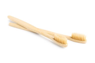 Beyaz arka planda bambu diş fırçaları