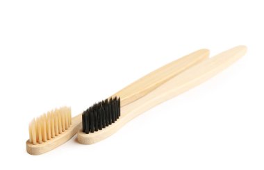 Beyaz arkaplanda farklı bambu diş fırçaları