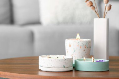 Odada yanan mumlar ve kuru haşhaş kafaları olan tutucular.