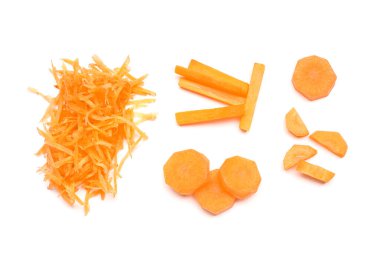 Beyaz arka planda taze havuç dilimleri