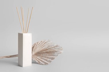 Gri arkaplanda Reed dağıtıcı