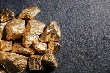 koyu zemin üzerine altın nuggets