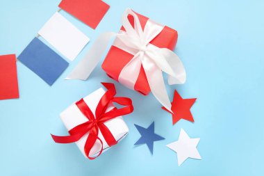 Çiçekli hediye kutuları ve mavi arka planda yıldızlar. Amerikan Bağımsızlık Günü
