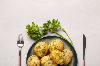 Beyaz arka planda dereotlu ve maydanozlu haşlanmış bebek patatesler.