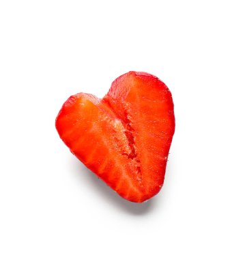 Beyaz arka planda taze çileğin yarısı