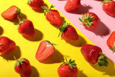 Renkli arka planda bir sürü taze çilek