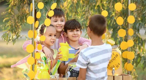 Niedliche Kinder Verkaufen Limonade Park — Stockfoto