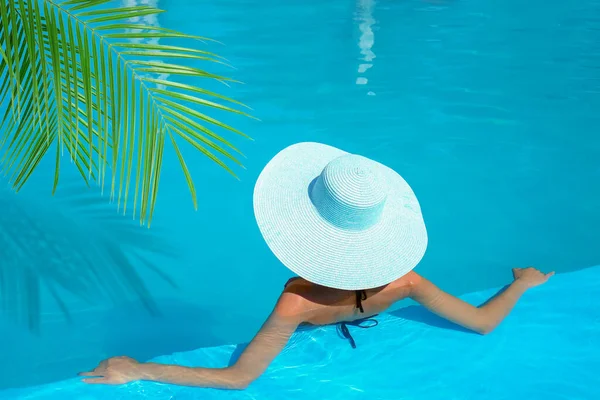 Beautiful Young Woman Resting Swimming Pool Tropical Resort — Stock Photo, Image