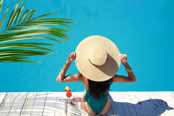 Beautiful Young Woman Cocktail Swimming Pool Tropical Resort — Stock Photo, Image