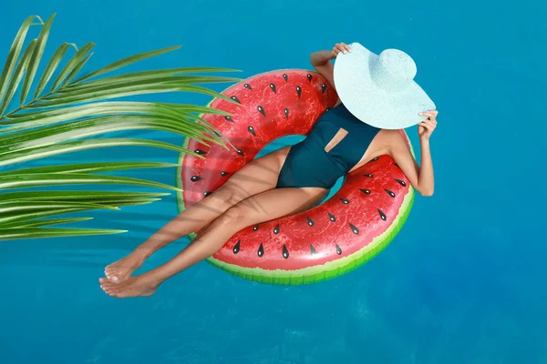 Beautiful Young Woman Relaxing Inflatable Ring Swimming Pool Tropical Resort — Stock Photo, Image