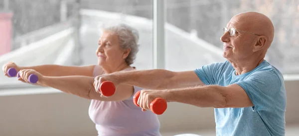Ältere Männer Und Frauen Trainieren Fitnessstudio — Stockfoto