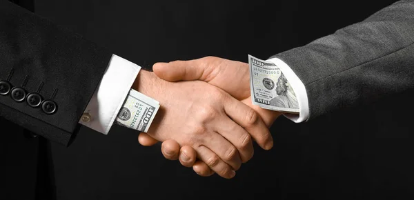 Empresários Com Suborno Apertando Mãos Sobre Fundo Escuro — Fotografia de Stock