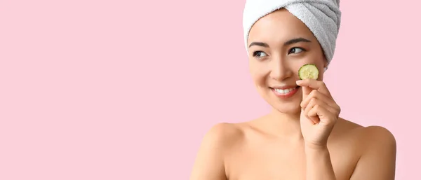 美丽的亚洲女人 粉红背景上有黄瓜片 有文字空间 — 图库照片