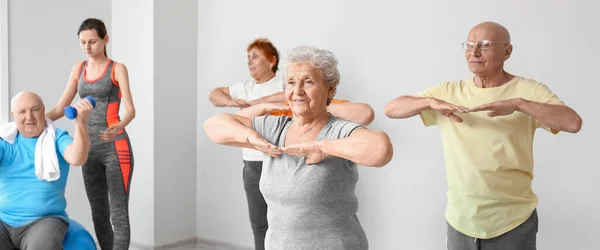 Starší Lidé Cvičí Tělocvičně — Stock fotografie