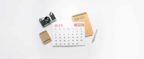 Kalendarz Czerwiec 2023 Listą Zadań Aparatem Fotograficznym Tle Światła — Zdjęcie stockowe