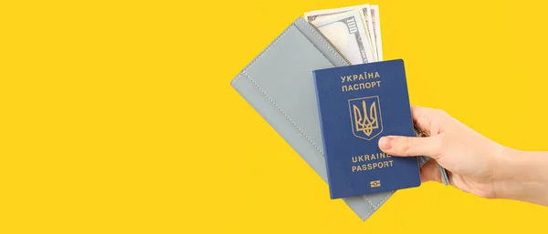 Γυναικείο Χέρι Ουκρανικό Διαβατήριο Χρήματα Και Πορτοφόλι Κίτρινο Φόντο Χώρο — Φωτογραφία Αρχείου