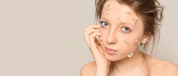 Retrato Mujer Joven Con Flores Cara Maquillaje Elegante Contra Fondo — Foto de Stock