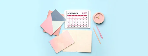 Calendário Para Setembro 2023 Tela Computador Tablet Despertador Papelaria Escritório — Fotografia de Stock