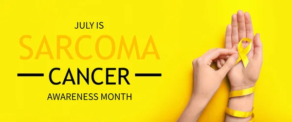 Kezek Sárga Szalaggal Szöveggel Júlia Sarcoma Cancer Awareness Month Sárga — Stock Fotó