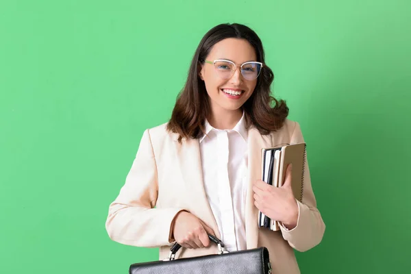 Young Businesswoman Briefcase Notebooks Green Background — Stock Photo, Image