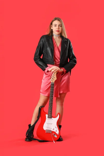 Młoda Kobieta Gitarą Czerwonym Tle — Zdjęcie stockowe