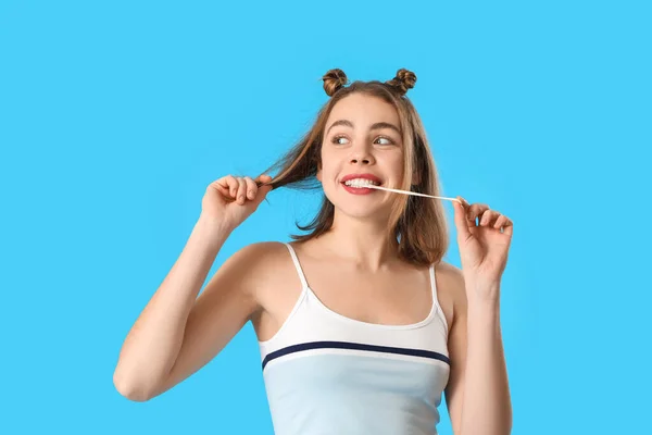 Aantrekkelijke Jonge Vrouw Kauwgom Kauwen Blauwe Achtergrond — Stockfoto