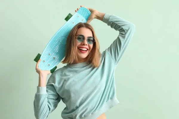 Giovane Donna Occhiali Sole Con Skateboard Sfondo Verde — Foto Stock