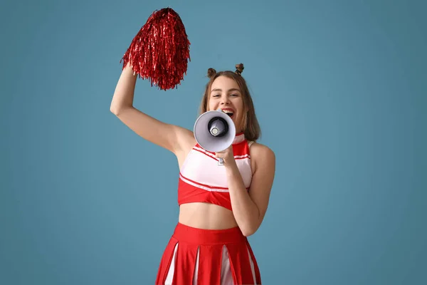 Mooie Cheerleader Schreeuwen Megafoon Blauwe Achtergrond — Stockfoto