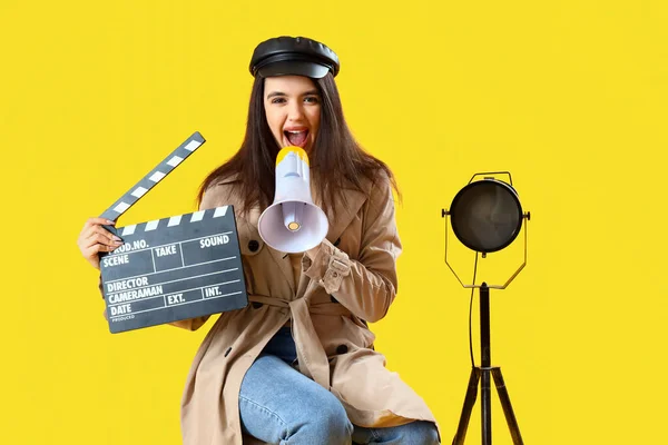 Reżyserka Klaskającym Filmem Krzycząca Megafonu Żółtym Tle — Zdjęcie stockowe