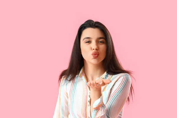 Mujer Joven Camisa Soplando Beso Sobre Fondo Rosa —  Fotos de Stock