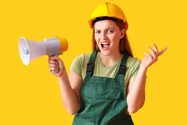 Female Builder Shouting Megaphone Yellow Background — Stock Photo, Image