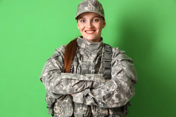 Kvinna Soldat Militär Uniform Grön Bakgrund — Stockfoto