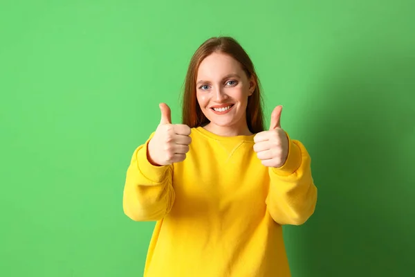 Jonge Roodharige Vrouw Geel Sweatshirt Tonen Duimen Groene Achtergrond — Stockfoto