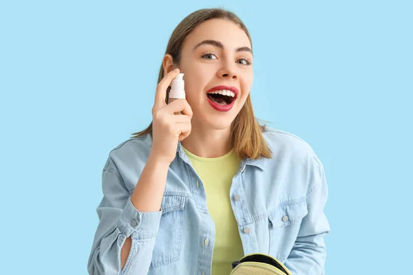 Kozmetik Çantalı Genç Bir Kadın Mavi Arka Plana Makyaj Temeli — Stok fotoğraf