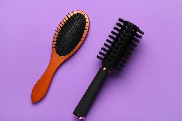Haarbürsten Auf Violettem Hintergrund — Stockfoto