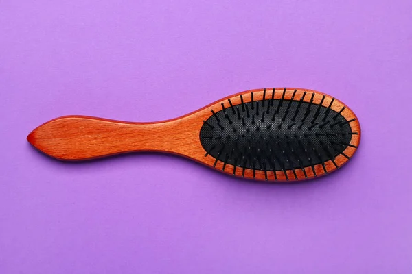 Cepillo Para Cabello Sobre Fondo Violeta — Foto de Stock
