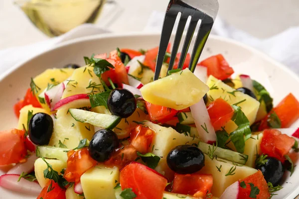 Bowl Tasty Potato Salad Vegetables Table Closeup — Stock Photo, Image