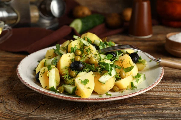 Plate Tasty Potato Salad Vegetables Wooden Background — Stock Photo, Image