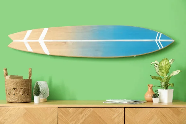 Chest Drawers Houseplants Surfboard Hanging Green Wall Room — Stock Photo, Image
