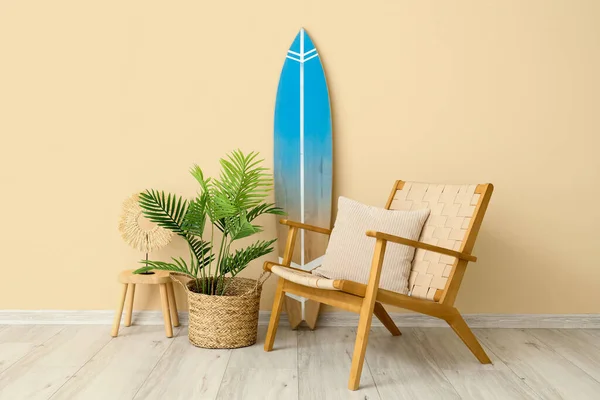设有冲浪板 扶手椅及室内植物的客厅内 — 图库照片