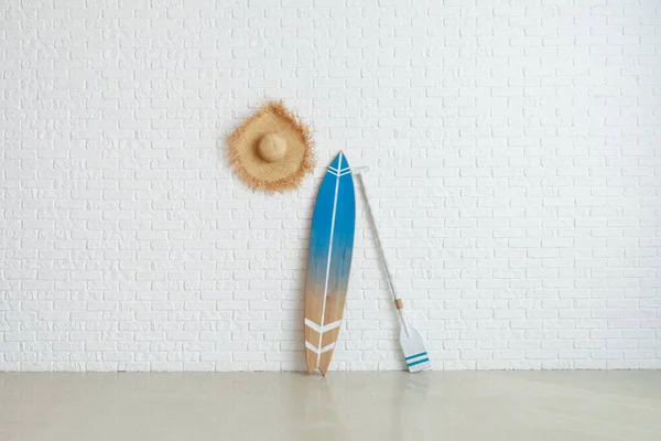Placă Surf Din Lemn Paletă Pălărie Paie Peretele Cărămidă Albă — Fotografie, imagine de stoc