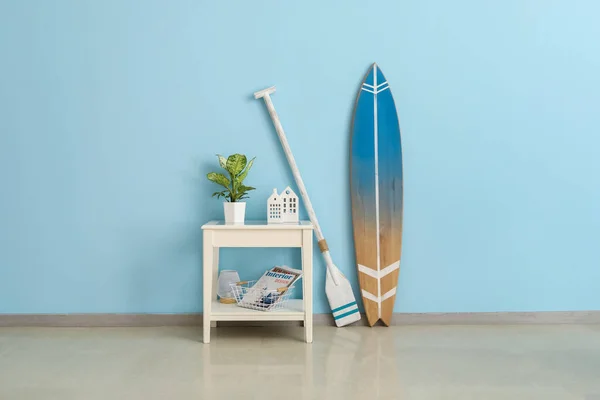 Wnętrze Pokoju Deską Surfingową Wiosłem Stołem — Zdjęcie stockowe