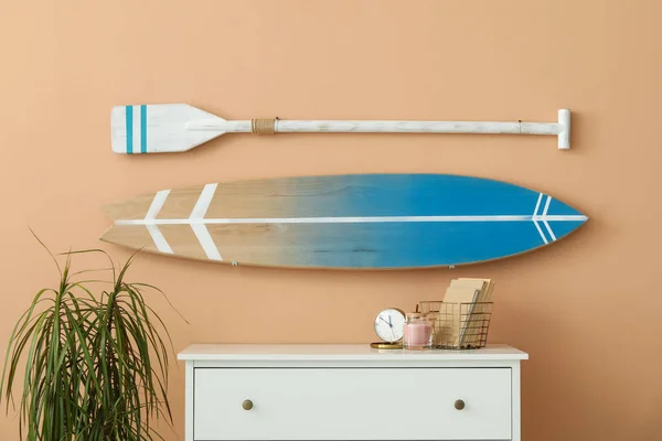 Planche Surf Pagaie Suspendues Mur Beige Dans Chambre — Photo