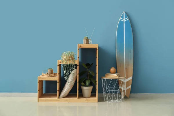 Intérieur Chambre Avec Planche Surf Table Étagères — Photo