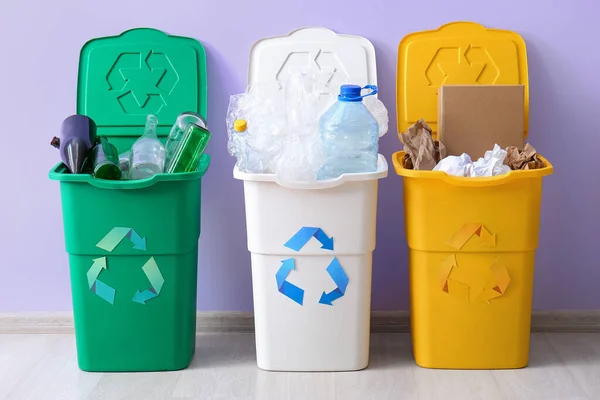 Contenedores Con Diferentes Tipos Basura Cerca Pared Lila Concepto Reciclaje — Foto de Stock