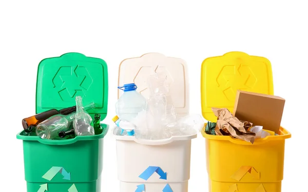 白に隔離されたゴミの異なるタイプの容器 リサイクルコンセプト — ストック写真