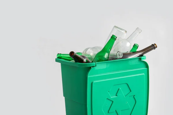 Pojemnik Śmieci Szklanymi Butelkami Jasnym Tle Koncepcja Recyklingu — Zdjęcie stockowe